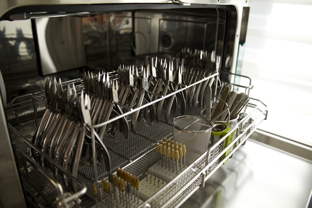 Penggunaan undercounter dishwasher untuk membersihkan piring